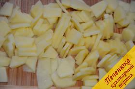 3) Порезать на некрупные кусочки картофель и отправить его к пшену в кастрюлю.