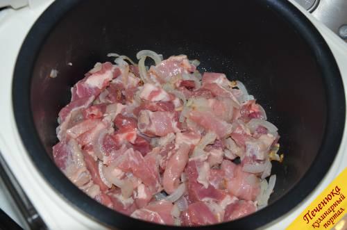 3) Порезать брусочками как на плов мясо и, когда лук зарумянится, отправить его тоже в мультиварку. Обжарить в течение 12-15 минут. Мясо тоже должно подрумяниться.