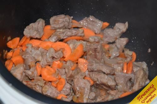 4) Порезать полукружьями морковку и отправить ее к мясу. Добавить соль и перец (я использовала сванскую соль), обжарить еще минут 5.