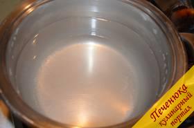 2) Подготовить рассол. Для этого вылить воду в кастрюлю, добавить туда соль и сахар. Поставить на огонь, рассол должен закипеть, а соль и сахар раствориться. Оставить рассол остывать.