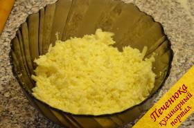 3) Пока тесто подымается, можно сделать начинку. Для этого необходимо натереть на крупной терке сулугуни и адыгейский сыр, а также вареные яйца. Начинку хорошо размять, при необходимости добавить немного соли.