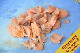 2) Рыбу отделить от костей и порезать кусочками.