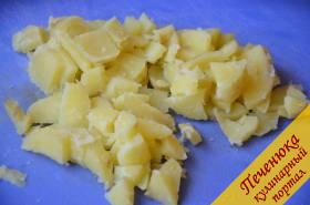 5) Готовый картофель очистить от кожуры и порезать не очень мелкими кусочками. В идеале небольшая  картошка режется на четыре части, а потом нарезается на тонкие полоски. Сложить картофель и остальные ингредиенты в салатницу.
