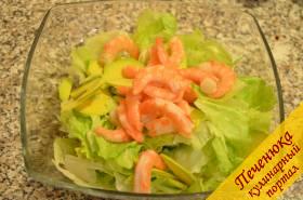 3) Замороженные креветки залить кипятком и оставить их там на несколько минут, а затем очистить. Посыпать их солью и перцем и обжарить на  растительном масле в течение одной минуты. Остывшие креветки выложить в салат.