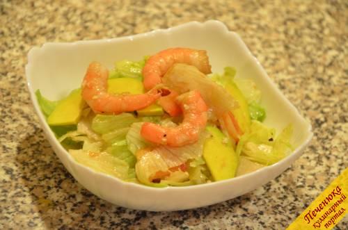 7) Сбрызнуть легкий салат с креветками и авокадо заправкой, перемешать и выложить на порционные тарелки или подать в общей салатнице.