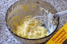 11) Для покрытия молочной мастикой необходимо еще сделать крем со сгущенкой, взбив размягченное сливочное масло со сгущенкой.