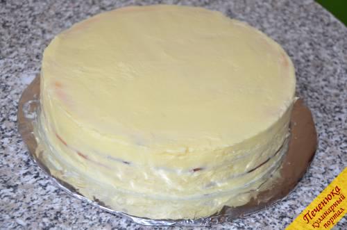 12) Покрыть торт кремом из сгущенки и выровнять его с помощью кулинарного шпателя (его можно заменить обычной пластиковой линейкой).