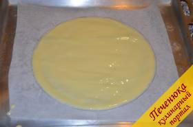 4) На листах пекарской бумаги начертить круги диаметром 24 см. Вылить в центр каждого круга по две столовые ложки с горкой теста. Аккуратно распределить ложкой по всему кругу тесто.