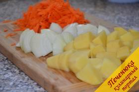 2) Пока чечевица будет набухать, необходимо подготовить овощи: картофель и лук порезать, а морковь натереть на крупной терке. Потом все ингредиенты будут перемалываться, поэтому можно сильно не мельчить.