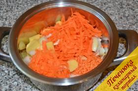3) Когда овощи будут готовы, сложить их в кастрюлю (подойдет объем 2,5-3 литра). Туда же отправить чечевицу.