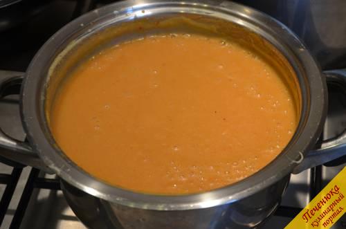 7) Выложить помидорно-мучную смесь в кастрюлю, туда же отправить паприку и все тщательно взбить блендером.