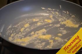 1) Для начала необходимо приготовить соус. Для этого на раскаленной сковороде нужно растопить 1 ст. ложку сливочного масла и, добавив в него муку, хорошенько перемешать и слегка обжарить.
