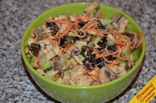 7) Заправить салат майонезом, солить его не надо, достаточно посолить в процессе готовки куриное филе и грибы. Салат готов.
