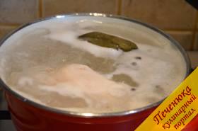 1) Отварить куриное филе в подсоленной воде с лаврушкой и душистым перцем.