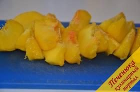 13) Приготовить карамелизированные персики. Для этого отделить два персика от кожуры и порезать на дольки.