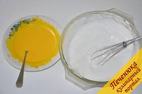 1) Отделить желтки от белков. Половину сахара растереть с желтками, а вторую взбить в пену с белками.