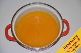 6) Сделать персиковый сироп для пропитки. Для этого персики отделить от шкурки и перетереть на мелкой терке. Получившееся пюре соединить с сахаром и уваривать на среднем огне в течение 5 минут.