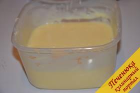 7) Взбить сгущенку с размягченным сливочным маслом и отправить на 30 минут в холодильник.