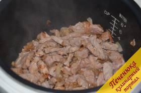 2) Мясо порезать тонкими полосками. Когда лук подрумянится, отправить мясо в мультиварку и обжарить.
