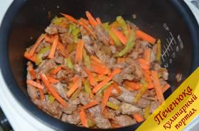3) Перец и морковь порезать тонкими полосками. Выложить их в мультиварку когда обжарится мясо, перемешать и тоже слегка обжарить. Добавить соль и специи.