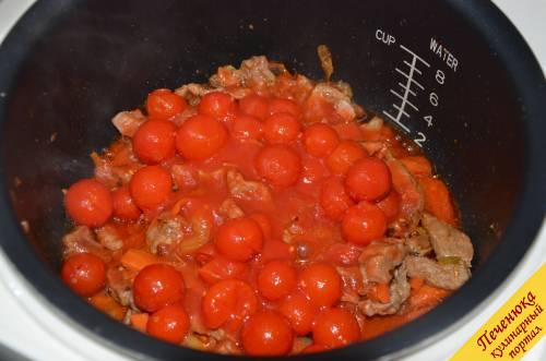 4) Выложить в кастрюлю мультиварки помидоры в собственном соку. У меня были помидоры черри, если же Вы используете помидоры обычного размера, то их необходимо перед тем как выложить в кастрюлю, размять вилкой.