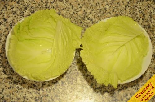 4) Для порционной подачи у листьев пекинской капусты вырезать твердую середину, а сами листья выложить в салатники, так чтобы получились чашки.