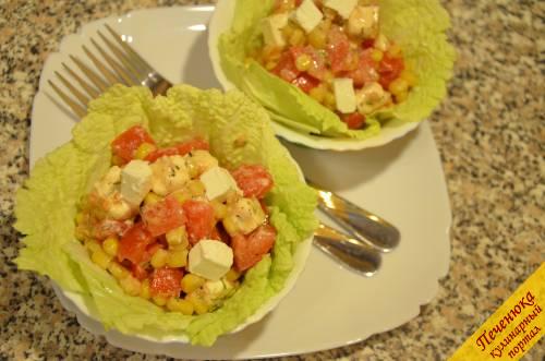 5) Выложить в каждый салатник поверх листьев пекинской капусты салат с фетой и кукурузой.