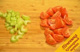6) Сельдерей порезать на кусочки, а помидоры черри разделить на четвертинки.