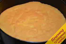 8) Оставшуюся часть теста необходимо выложить в смазанную сливочным маслом форму диаметром 20 см и запечь при 170° в течение 25-30 минут. Готовый бисквит остудить и разрезать на два коржа.
