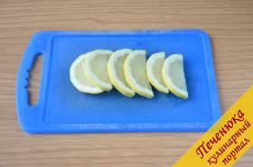 3) Порезать полукружьями лимон и, когда айва закипит, отправить дольки лимона в кастрюлю с кипящим компотом. Туда же добавить сахар из расчета одна столовая ложка с горкой на литр воды.