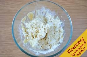 1) Смешать в глубокой посуде кукурузную и пшеничную муку. Добавить соль и воду. Замесить тесто, растирая его между пальцев.
