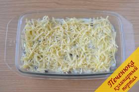 9) Вылить сверху соус, а затем присыпать натертым на крупной терке твердым сыром.