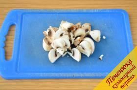 2) Шампиньоны вымыть и порезать не слишком мелко. Когда лук подрумянится, отправить грибы в сковороду. Протомить грибы на огне до мягкости. В конце добавить соль и  молотый перец по вкусу.