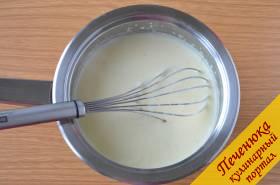 6) Влить тонкой струйкой, постоянно помешивая, нехолодное молоко. Соус необходимо постоянно помешивать, чтобы он был однородным, без комочков. Уварить соус до загустения, добавив в конце соль и мускатный орех.
