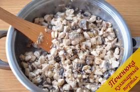 4) Когда филе будет готово, всыпать в эту же сковороду грибы с луком. Прогреть в течение 2 минут, а затем влить сметану. Все перемешать и подержать на огне еще 1-2 минуты.