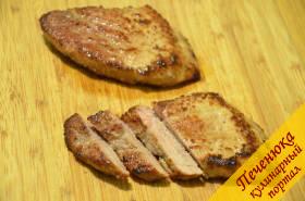 5) Мясо обжарить на растительном или на сливочном масле (степень прожарки - на Ваш вкус). Затем дать мясу 5 минут полежать и порезать его на кусочки.