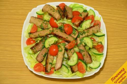 7) Переложить мясо поверх овощей и вылить сверху заправку. Тайский салат со стейком готов.