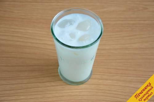 3) Перелить напиток в стакан со льдом.