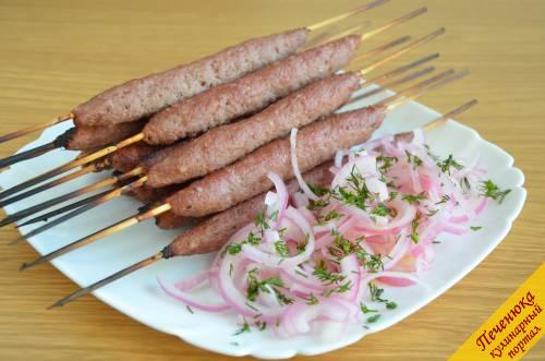 4) Люля кебаб из баранины готовы. Их очень вкусно подавать вместе с маринованным луком. В дополнение к мясу обычно идет тонкий армянский или пышный грузинский лаваш.