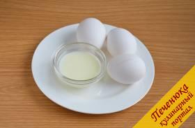 Яйца 3 шт., молоко 4 ст. ложки, соль по вкусу.