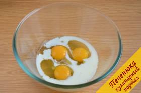 1) Яйца разбить в глубокую емкость. Туда же добавить молоко.