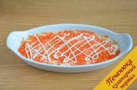 4) Выложить поверх картофеля натертую на крупной терке отварную морковь. Также нанести сверху майонезную сеточку.