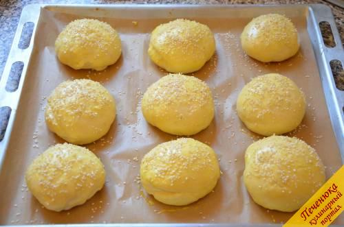 5) Когда булочки подойдут, их необходимо смазать смесью желтка и воды и присыпать сверху кунжутом.