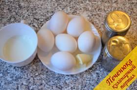 Яйцо 6 шт., молоко 60 мл, соль по вкусу, перец черный молотый (по желанию) по вкусу, масло сливочное 2 ст. ложки.