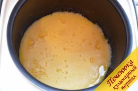 3) На дно чаши мультиварки выложить сливочное масло. Включить мультиварку на режим «Выпечка» на 30 минут. Когда масло растопится, смазать им с помощью кулинарной кисти хорошо дно и бока кастрюли. Вылить яичную смесь и закрыть мультиварку.