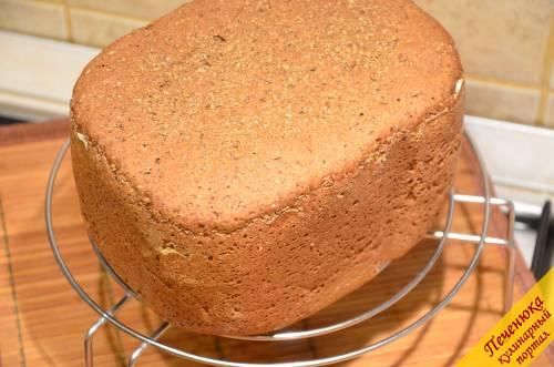 5) Рецепт бородинского хлеба для хлебопечки предполагает следующее время приготовления: 3 часа 30 минут. Когда хлеб будет готов, его необходимо сразу достать из хлебопечки и остудить на решетке, накрыв полотенцем.
