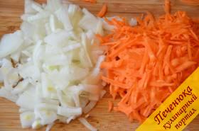 2) Порезать не очень мелко лук и потереть на крупной терке морковь. Когда мясо обжарится отправить овощи в сковороду, перемешать и обжарить их до мягкости.