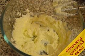 7) Взбить мягкое сливочное масло и сливочный сыр.
