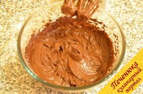 8) Добавить туда сахарную пудру и растопленный шоколад. Все хорошо взбить миксером. Добавить сметану и еще раз все взбить миксером.