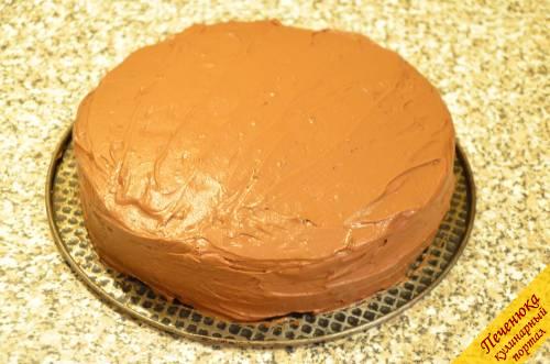 10) Поверх крема выложить второй корж. Смазать торт сверху и с боков оставшимся кремом.